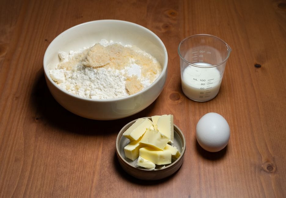Чим замінити продукти в рецепті: каталог замін Борошно, молоко, масло і яйце на столі